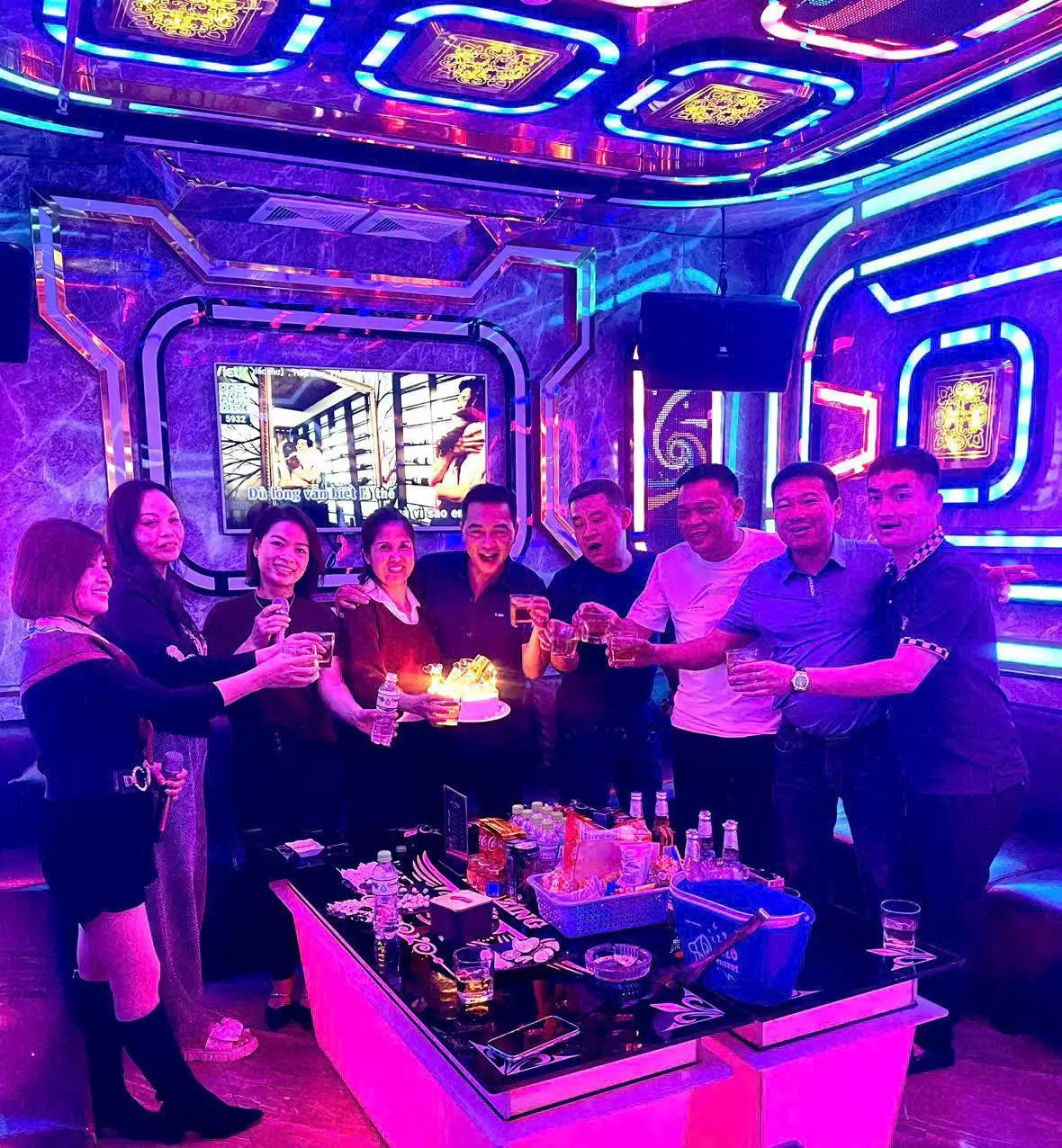 Karaoke Gold Club – Địa chỉ: Phố Nam Đồng