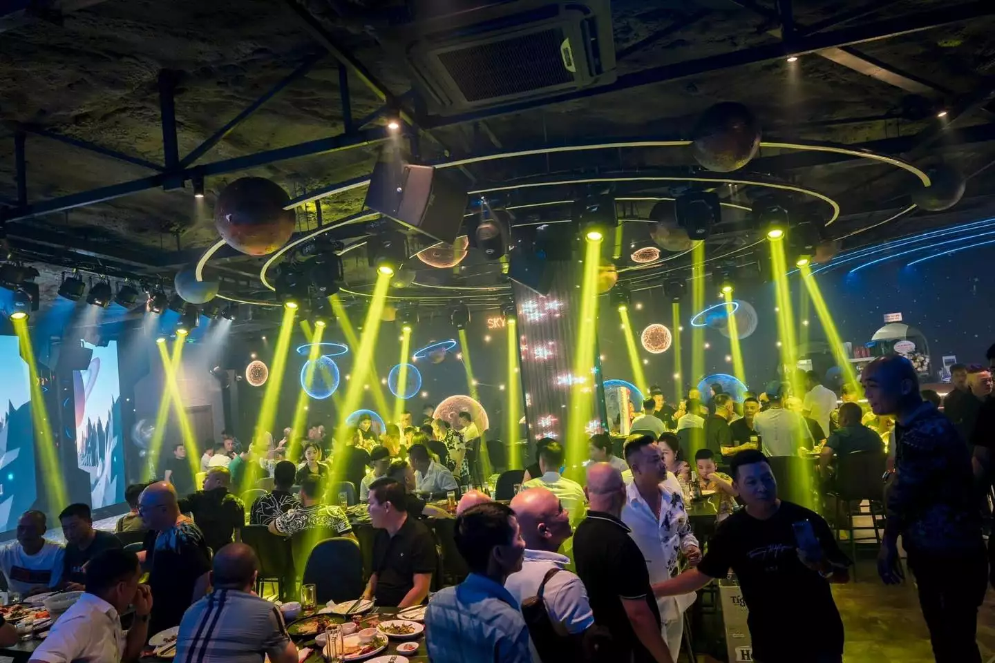 Sky Beer Club – Yên Xá, Thanh Trì: Rooftop bar beer Hà Nội không thể bỏ qua